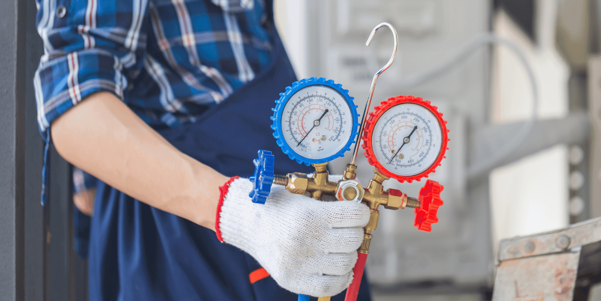 Técnico midiendo presión de aire acondicionado con manómetros — Fuerte Reforma