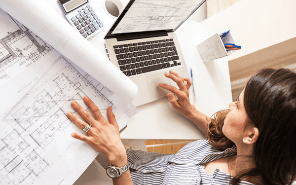 Arquitecto trabajando sobre reforma de vivienda en Fuerteventura