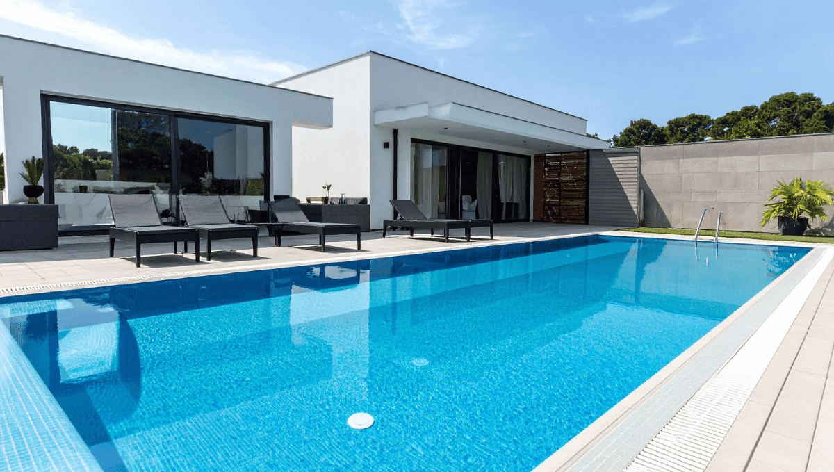 Zona de piscina y terraza iluminada en vivienda turística en Fuerteventura