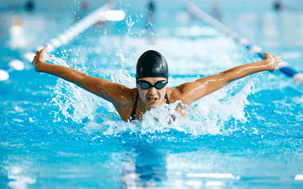 Zona de piscina y terraza iluminada en vivienda turística en Fuerteventura