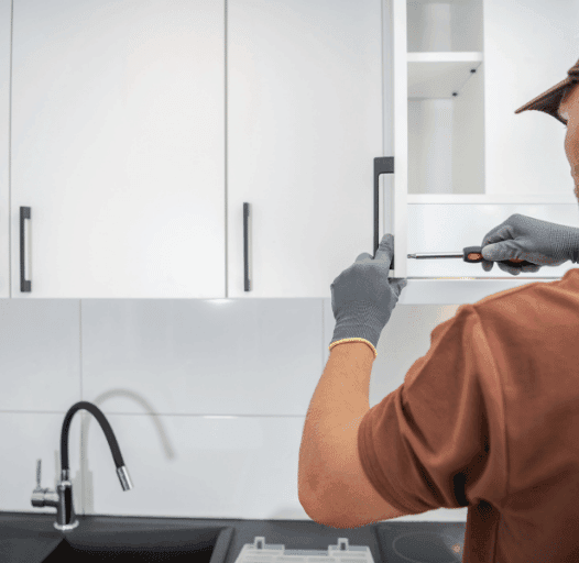 Instalación de muebles de cocina durante una reforma