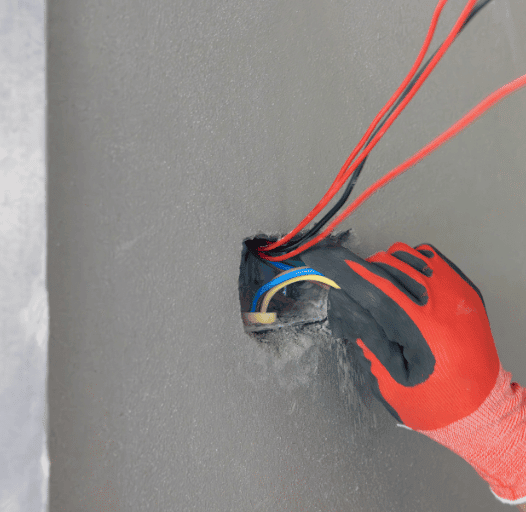 Instalación eléctrica con cableado y enchufe nuevo