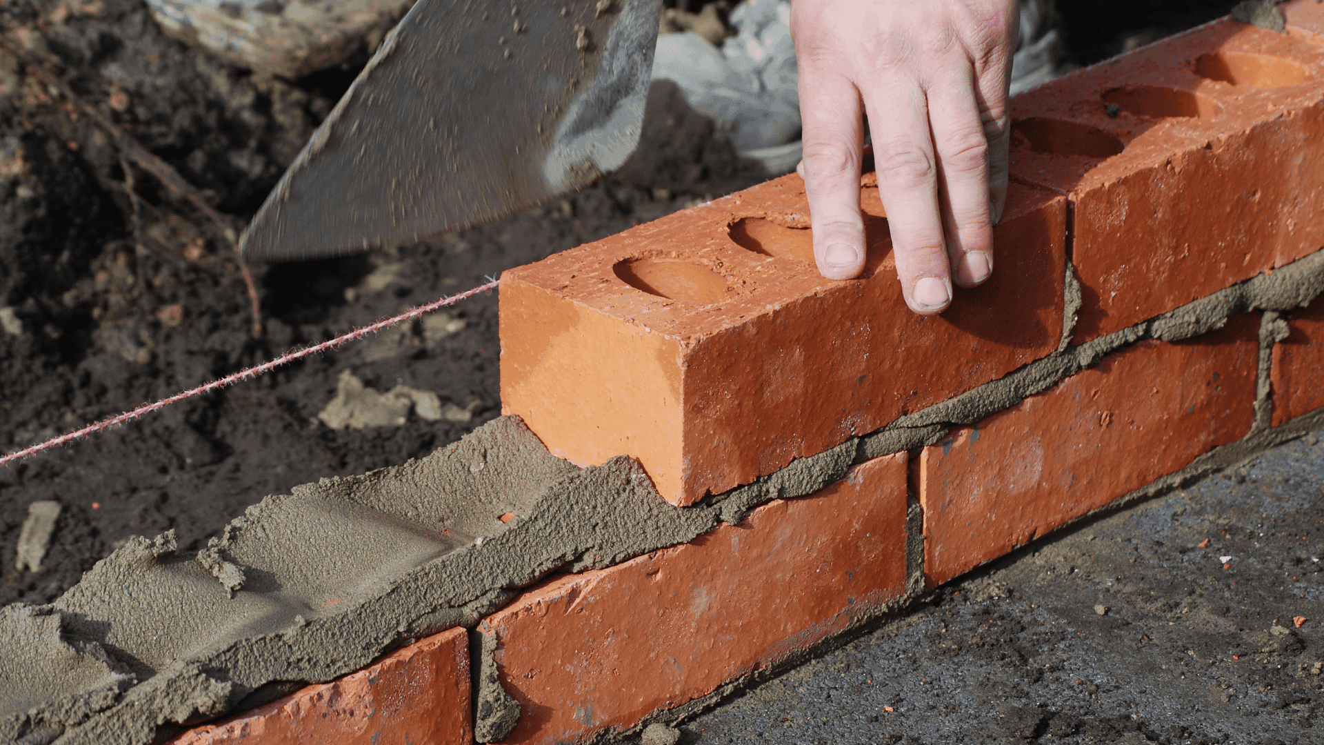 Albañil en Fuerteventura construyendo una pared de ladrillos