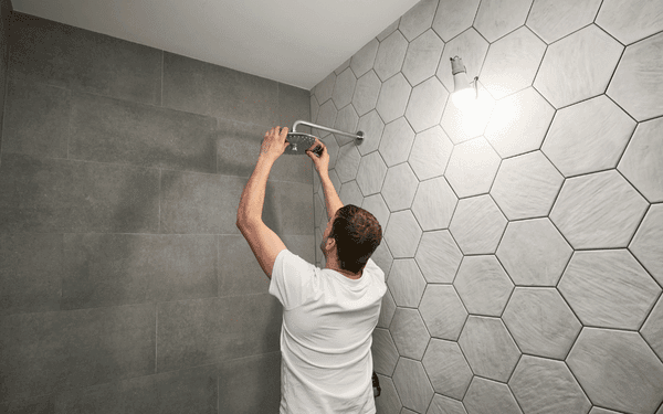 Colocación azulejos en Fuerteventura en una pared de un baño 