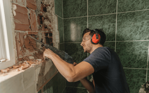 Tecnico reformando baño en Fuerteventura